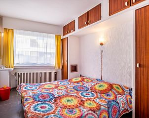 Attraktives Schlafzimmer im Ferienhaus Neva cinq in Koksijde, Westflandern, mit farbenfroher Einrichtung und viel natrlichem Licht.