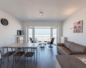 Helles Wohnzimmer des Ferienhauses Olbi Premier in Koksijde, Westflandern, mit Meerblick und moderner Einrichtung.