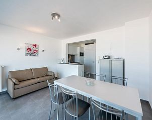 Modernes Wohnzimmer im Ferienhaus Olbi premier, Koksijde, Westflandern mit stilvoller Einrichtung und bequemer Sitzecke.