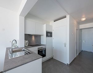 Moderne Kche in Olbi premier Ferienhaus, Koksijde, Westflandern. Schlichtes Dekor und praktische Annehmlichkeiten fr einen komfortablen Aufenthalt.