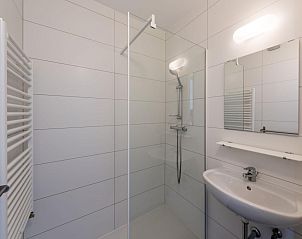 Modernes Badezimmer im Ferienhaus Olbi Premier, Koksijde, Westflandern, mit gerumiger Dusche und elegantem Waschbecken.