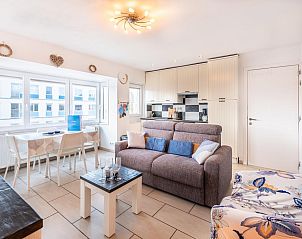 Gemtliches Wohnzimmer im Ferienhaus Vicky third, Koksijde, mit moderner Kche und einladender Sitzecke, Westflandern, Belgien.