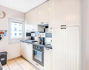 Moderne Kche im Ferienhaus Vicky third, Koksijde, Westflandern, Belgien, mit stilvollen Schrnken und voll ausgestatteten Einrichtungen.