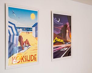 Kunstvolle Wanddekoration im Ferienhaus Vicky third, Koksijde, Westflandern, Belgien, mit Strandthema und Stadtblick.