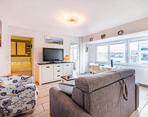 Gemtliches Wohnzimmer im Ferienhaus Vicky third in Koksijde, Westflandern, Belgien mit gerumiger Sitzecke und viel Tageslicht.