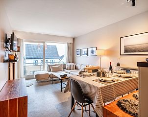 Gemtliches Wohnzimmer im zweiten Ferienhaus von Wallace in Koksijde, Westflandern, mit moderner Einrichtung und weitem Blick in die Umgebung.