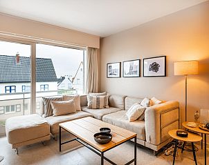 Gemtliches Wohnzimmer des zweiten Ferienhauses von Wallace in Koksijde, Westflandern, mit bequemer Sitzecke und Blick auf die Umgebung.