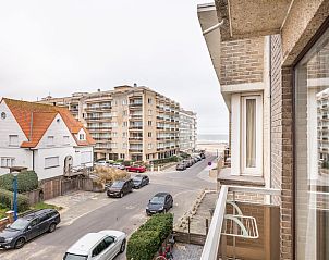Gemtliches Esszimmer im zweiten Ferienhaus von Wallace, Koksijde, Westflandern, Belgien, mit stilvoller Einrichtung und warmer Atmosphre.