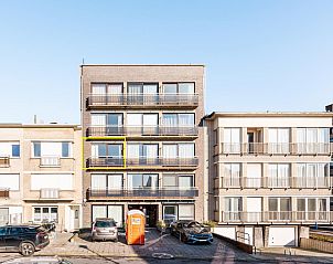 Gemtliches Wohnzimmer des zweiten Ferienhauses von Wallace in Koksijde, Westflandern, mit Blick auf die Umgebung und bequemer Sitzecke.