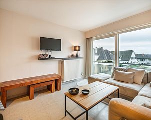 Gemtliches Wohnzimmer im zweiten Ferienhaus von Wallace in Koksijde, Westflandern, Belgien, mit moderner Kche und bequemer Sitzecke.