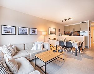 Gemtliches Wohnzimmer des Ferienhauses Wallace second in Koksijde, Westflandern, mit bequemen Sofas und stilvollen Kissen.