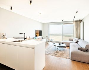Helles Wohnzimmer des Ferienhauses Sable dArgent in Koksijde, Westflandern, mit Meerblick und moderner Einrichtung.