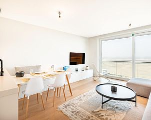 Helles Wohnzimmer des Ferienhauses Sable dArgent in Koksijde, Belgien, mit moderner Einrichtung und Blick auf die westflmische Kste.