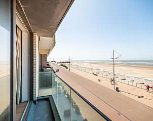 Blick vom Balkon des Ferienhauses Sable dArgent in Koksijde, Westflandern, mit Panoramablick auf den Strand und das Meer.