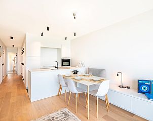 Moderne Kche und Essbereich im Ferienhaus Sable d'Argent in Koksijde, Westflandern, schlichte Einrichtung und helle Atmosphre.