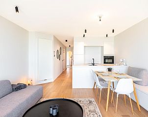 Modernes Wohnzimmer des Ferienhauses Sable dArgent in Koksijde, Westflandern, Belgien, mit eleganter Kche und gemtlicher Sitzecke.