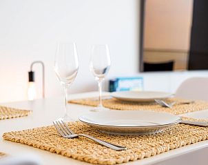 Eleganter Essbereich im Ferienhaus Sable d'Argent, Koksijde, Westflandern, mit stilvoller Tischdekoration fr einen entspannten Aufenthalt.