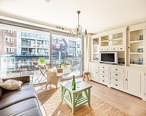 Gemtliches Wohnzimmer des Ferienhauses CityZen in Koksijde, Westflandern, mit hellem Dekor und Stadtblick.