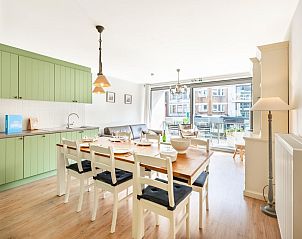 Helles Esszimmer im CityZen Ferienhaus, Koksijde, mit grner Kche und Blick auf die Stadt. Perfekt fr einen entspannten Aufenthalt in Westflandern.