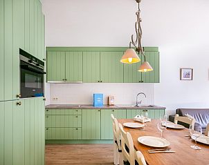 Stilvolle Kche im Ferienhaus CityZen, Koksijde, mit grnen Schrnken und Essbereich. Ideal fr einen entspannten Aufenthalt in Westflandern.