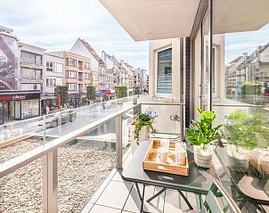 Genieen Sie das Stadtleben vom Balkon des Ferienhauses CityZen in Koksijde, Westflandern, mit Blick auf die lebhafte Strae.