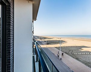 Genieen Sie den Panoramablick auf das Meer vom Balkon des LaVue premier, einem Luxus-Ferienhaus in Koksijde, Westflandern, Belgien.