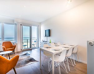 Luxus-Wohnzimmer mit Meerblick im Ferienhaus LaVue premier, Koksijde, Westflandern, Belgien. Genieen Sie Komfort und eine atemberaubende Aussicht.