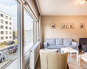 Gemtliches Wohnzimmer im Ferienhaus Argenteuil in Koksijde, Westflandern, mit bequemer Sitzecke und Blick auf die Strae.