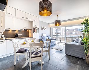 Modernes Wohnzimmer des Ferienhauses Prs de la plage in Koksijde, Westflandern, mit stilvoller Einrichtung und weitem Blick.