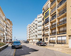Prs de la plage Ferienhaus in Koksijde, Westflandern, mit Blick auf die Strae und die nahegelegenen Kstenwohnungen.