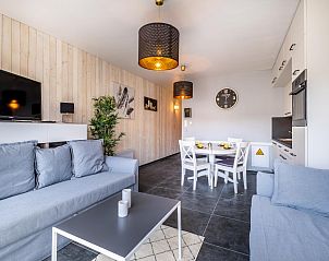 Stilvolles Wohnzimmer des Ferienhauses Prs de la plage in Koksijde, Westflandern, mit moderner Einrichtung und gemtlicher Atmosphre.