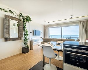 Modernes Wohnzimmer des Ferienhauses Golden Hour in Koksijde, Belgien, mit Meerblick und stilvollem Mobiliar.