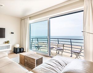 Luxus-Wohnzimmer im Ferienhaus Golden Hour mit Panoramablick aufs Meer, Koksijde, Westflandern, Belgien.