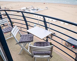 Genieen Sie den Strandblick vom Balkon des Ferienhauses Golden Hour in Koksijde, Westflandern, Belgien.