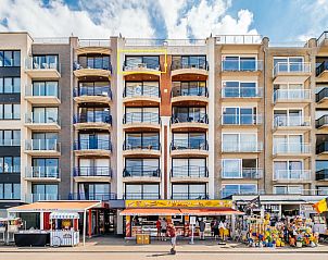 Ferienhaus Golden Hour in Koksijde, Westflandern, mit Blick auf die lebhafte Promenade und die nahe gelegenen Geschfte.