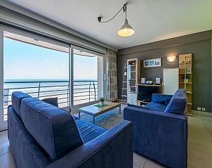 Gerumiges Wohnzimmer im fnften Ferienhaus Duinzicht, Koksijde, mit Meerblick und moderner Einrichtung, ideal fr Entspannung in Westflandern.