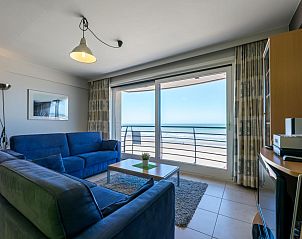 Gemtliches Wohnzimmer im fnften Ferienhaus Duinzicht mit Meerblick in Koksijde, Westflandern, Belgien.