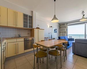 Gemtlicher Innenbereich des Ferienhauses Duinzicht fifth in Koksijde, Westflandern, mit moderner Kche und Meerblick.