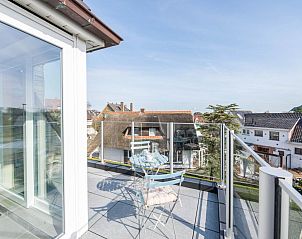 Genieen Sie die Aussicht von der Terrasse des zweiten Ferienhauses Bon Accueil in Koksijde, Westflandern, mit charmanten Dchern in der Umgebung.