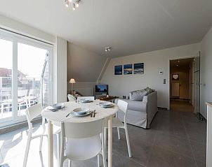 Stilvolles Wohnzimmer des zweiten Ferienhauses Bon Accueil in Koksijde, Westflandern, mit modernem Interieur und grozgigem Terrassenblick.