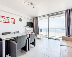 Helles Wohnzimmer von Aan de Dijk fourth, Ferienhaus in Koksijde, Belgien, mit Meerblick und moderner Einrichtung.