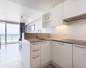 Moderne Kche im vierten Ferienhaus Aan de Dijk, Koksijde, mit Blick auf das Meer in Westflandern, Belgien.