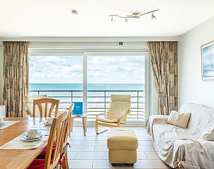 Gemtliches Wohnzimmer des fnften Ferienhauses Les Petrels in Koksijde, Westflandern, mit schnem Meerblick und komfortabler Einrichtung.