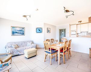 Gemtliches Wohnzimmer von Les Petrels fifth, einem Ferienhaus in Koksijde, Westflandern, mit heller Einrichtung und komfortabler Essecke.