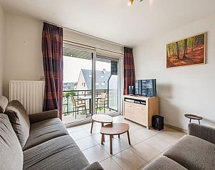 Entspanntes Wohnzimmer im dritten Ferienhaus von Paco, Koksijde, mit Balkon und Blick auf die Umgebung von Westflandern, Belgien.