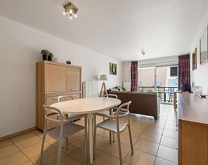 Gerumiges Wohnzimmer im Ferienhaus Paco third, Koksijde, Westflandern, mit moderner Einrichtung und viel natrlichem Licht.