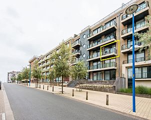 Das dritte Ferienhaus Paco in Koksijde, Westflandern, bietet einen modernen Balkon mit Blick auf eine ruhige Strae und die grne Umgebung.