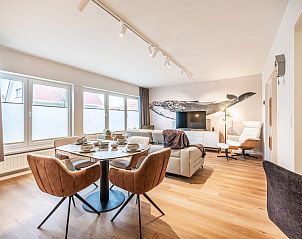 Stilvolles Wohnzimmer im Ferienhaus Bon Plan in Koksijde, Westflandern, mit moderner Einrichtung und viel natrlichem Licht.