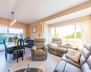 Gemtliches Wohnzimmer im Ferienhaus Mallory, Koksijde, mit bequemen Sofas und viel natrlichem Licht, ideal fr Entspannung in Westflandern.