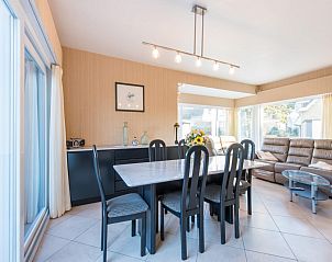 Gemtliches Esszimmer im Ferienhaus Mallory, Koksijde, mit viel natrlichem Licht und bequemer Sitzecke in Westflandern, Belgien.